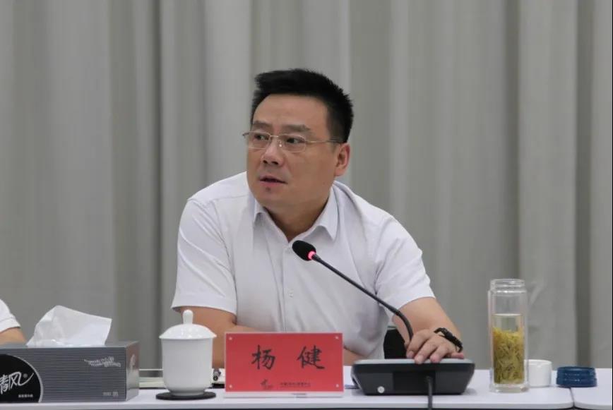 区委常委,经开区党工委书记杨健作了讲话.