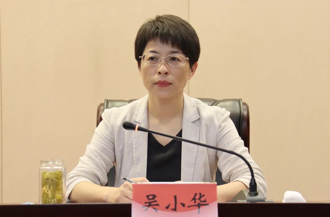 区委副书记,代区长吴小华主持会议.