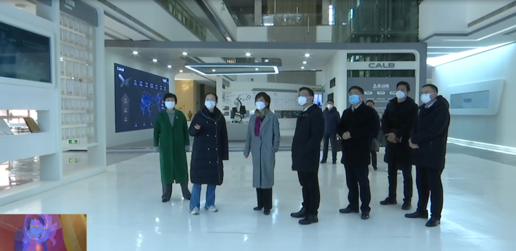 市领导来坛走访慰问优秀人才