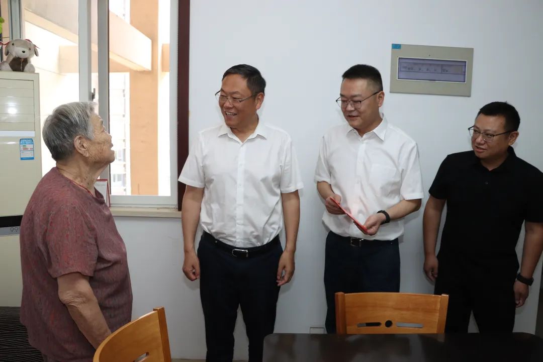 陆秋明调研基层党建工作并开展“七一”走访慰问