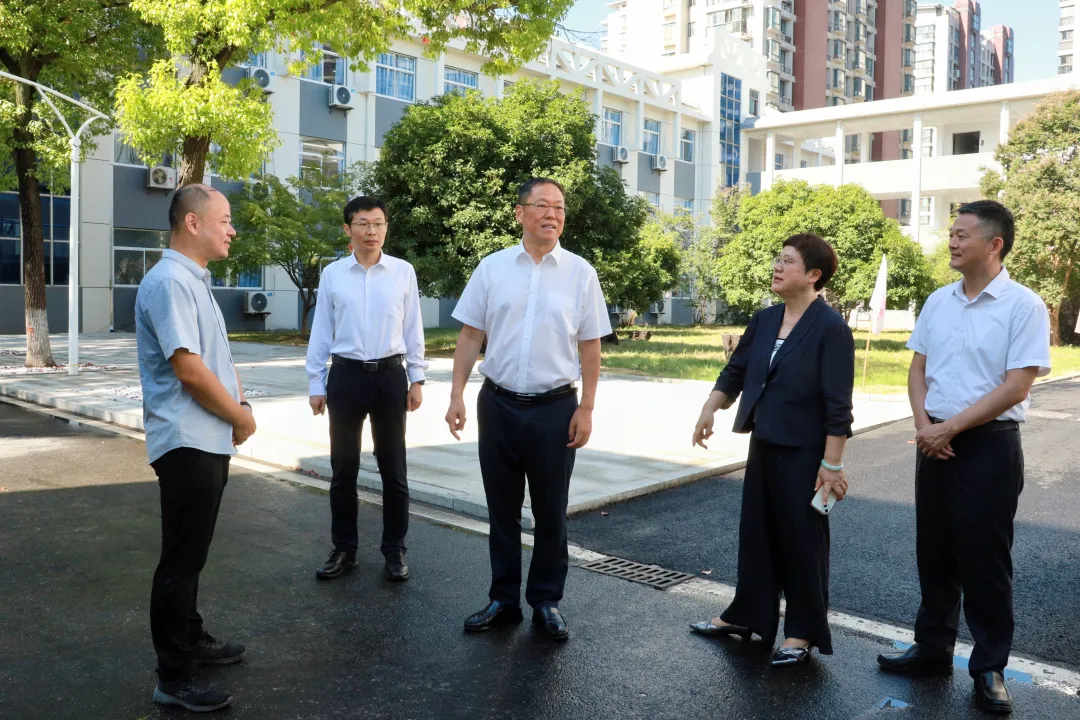 陆秋明调研2025年秋学期学校开学准备工作