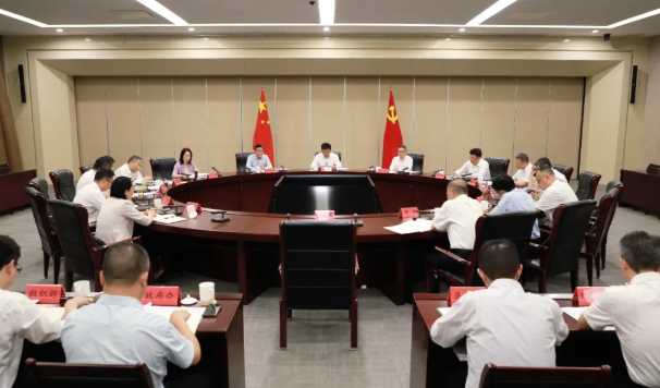 区委理论学习中心组举行学习会